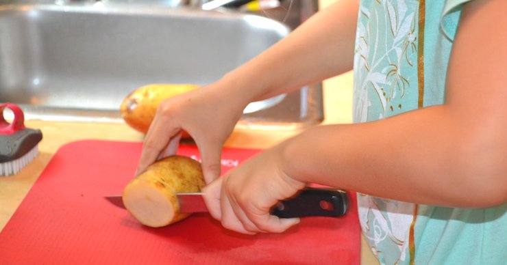 This week's real food meal plan for picky eaters includes waffles, salmon cakes and brats. I predict my kids will clear their plates!