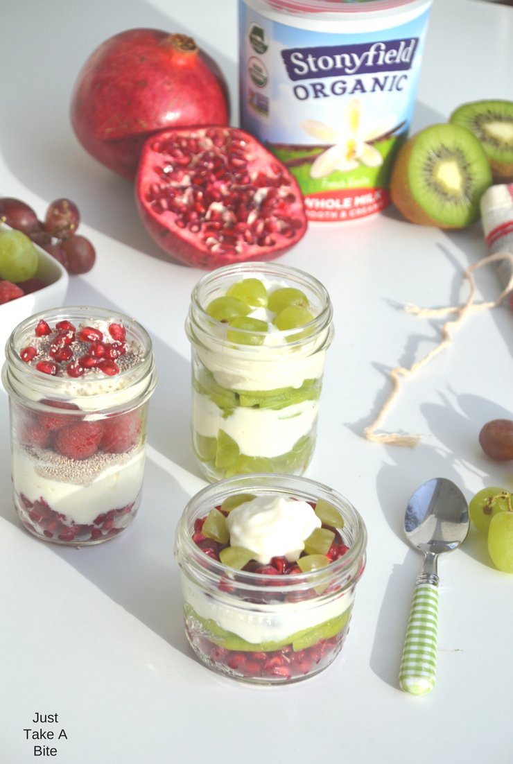 Looking for that perfect Christmas breakfast or dessert? This adorable and easy candy cane mason jar fruit salad is great for both kids and adults!