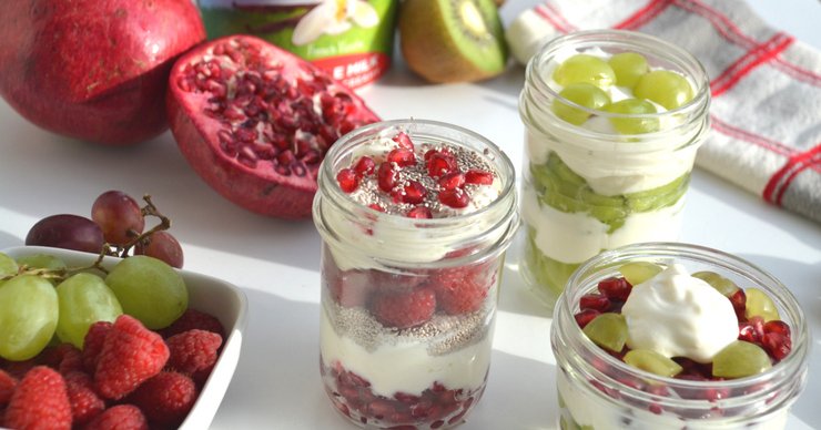 Looking for that perfect Christmas breakfast or dessert? This adorable and easy candy cane mason jar fruit salad is great for both kids and adults!